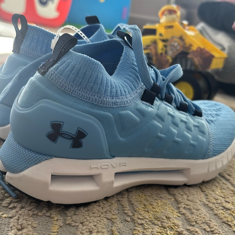Under Armour youth shoes 
Size 4